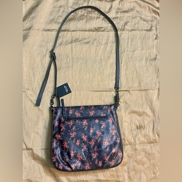 Simply Vera Vera Wang Remsen
Crossbody Bag by Simply Vera Vera Wang. - Picture 4 of 13